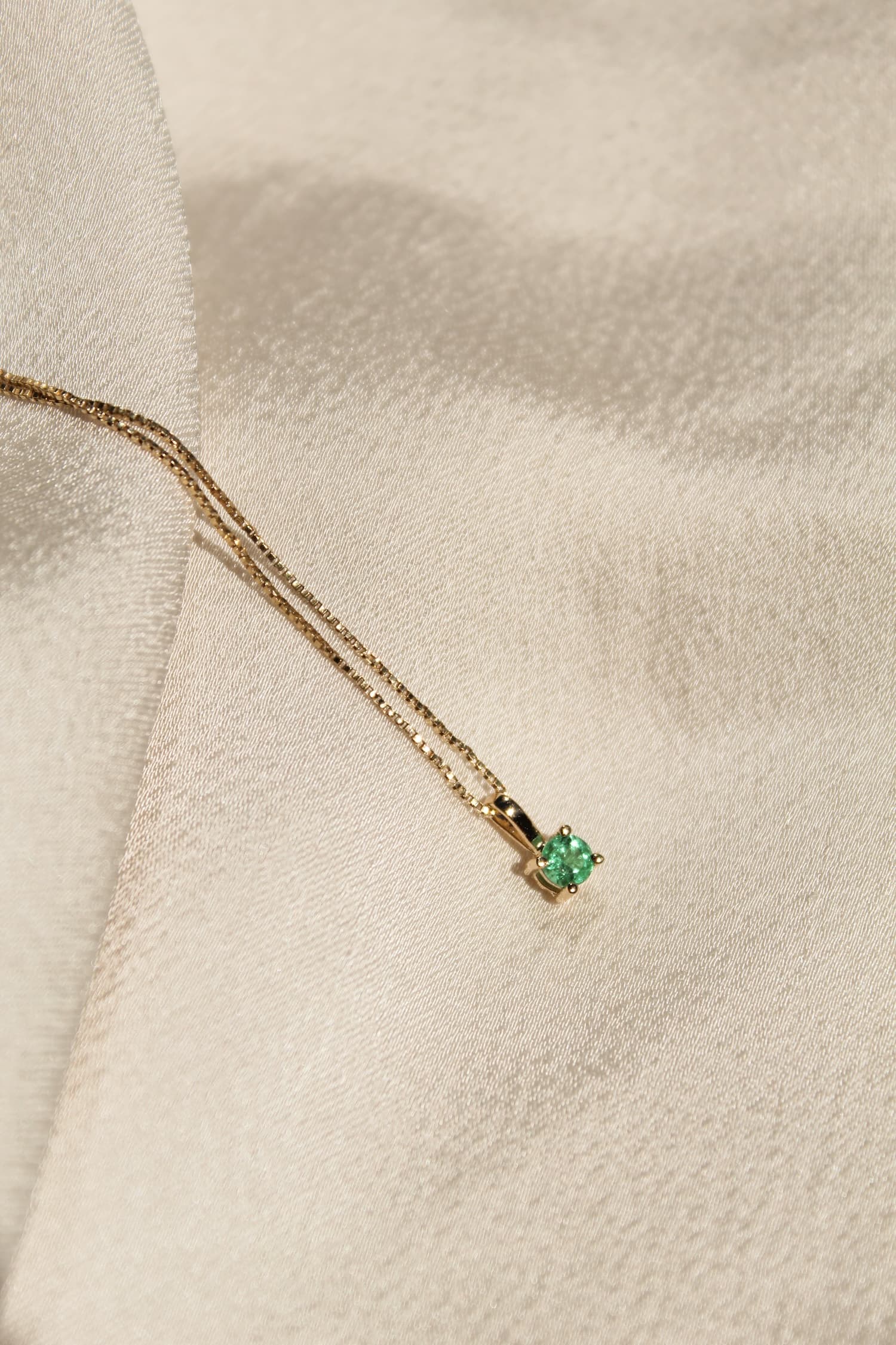 Punto de luz Punto de luz esmeralda piedra verde con esmeralda en oro Ley 750